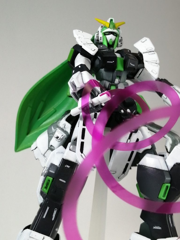 ビーム発信形態を変えるだけなので、ビームリボンもノーベルガンダム同様に使えるという設定。それはそれとして頭部は通常の「シニヨンヘアー型センサーユニット」を外すと元々のノーベルガンダム同様の放熱ユニットが露出するつくりとなっています。……裏面はプラ板加工したほうがよかったのかは若干悩むとこでしたが、これ以上後頭部重くすると首が後ろに折れてしまうのでこのままで。