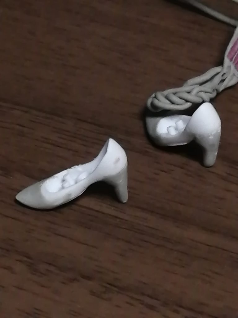 ハイヒールは先端を、ペンサンダーで斜めに削って、エポパテで成形。ヒール部分はその角度に合わせてエポパテで成形しています。