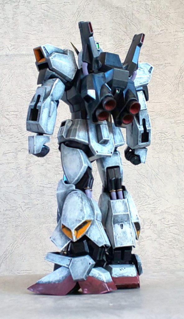 背面はホントに力強いシルエットをしています。濃紺の部分はメタリックカラーを艶消しドライブラシで仕上げてます。