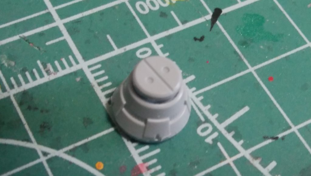 ディテールアップで、肩部分と膝部分を「ビルダーズパーツMSスパイク」に変更しました。初めは、針みたいなスパイク使う予定でしたが、バッ〇ァローマンになりそうなので、平らなスパイクを使用しましたw