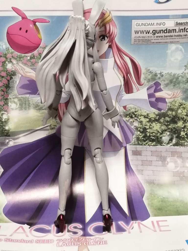 ポニーテールでまとめた髪は、製品の髪の毛パーツをまとめて部分的にエポパテで成形したパーツを足しています。