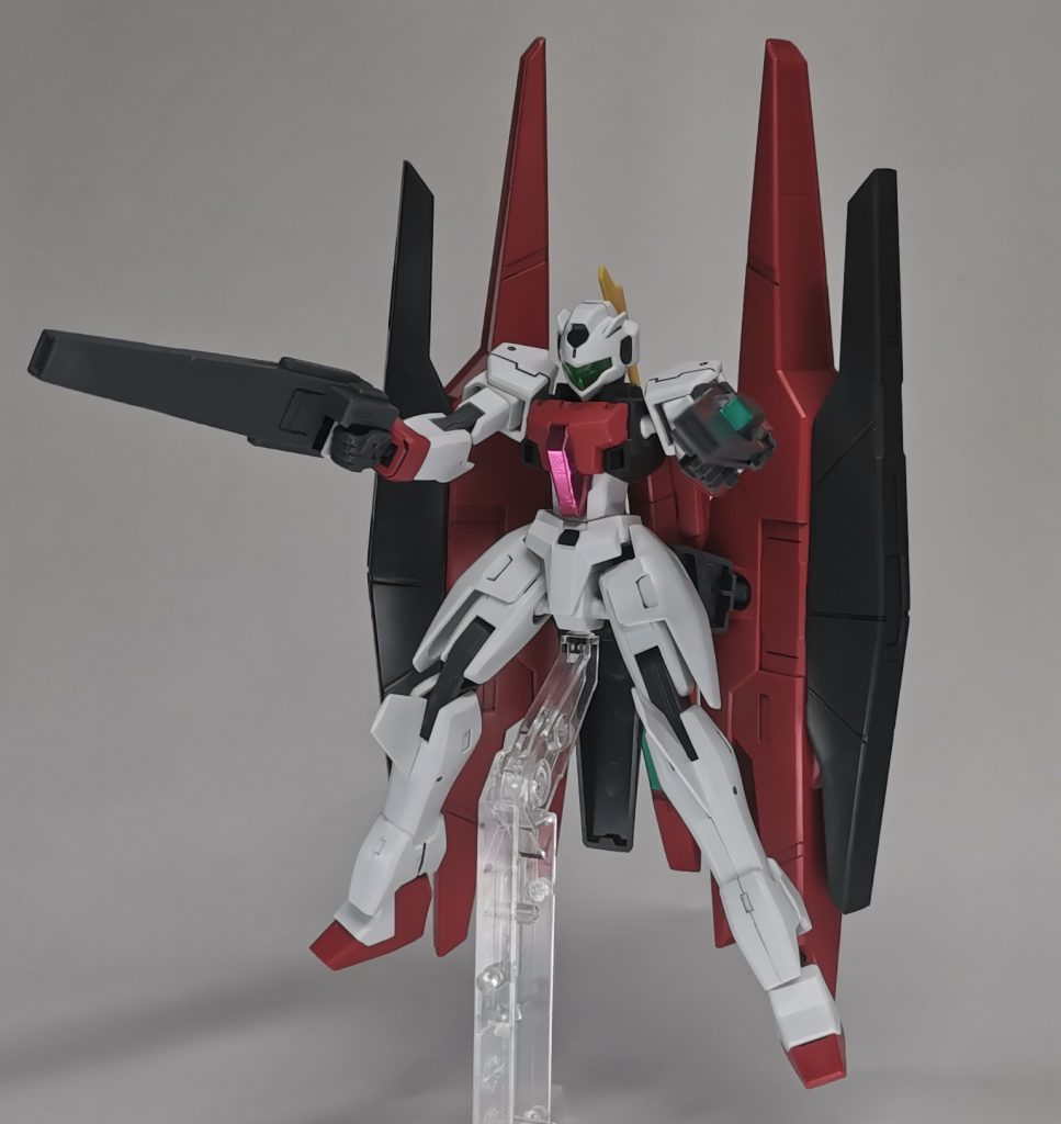 ライフルを構えているポーズ2種GNアーチャー自体可動範囲が狭いのでポージングがあんまり取れていませんが2枚目の方が個人的には好み