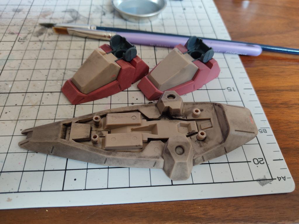 ウェザリングカラーをシールドで試したら、濃すぎました・・狙ってた汚れにならず・・かなり薄めにして足を塗りました。ちなみに左はマルチブラック、右はためしにマルチグレイ。やっぱりブラックの方がよかったので、右もブラックに塗りなおし。