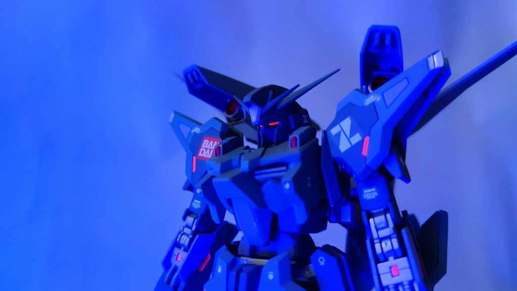 ブラックライト当てると蛍光レッドの存在感が際立ちます