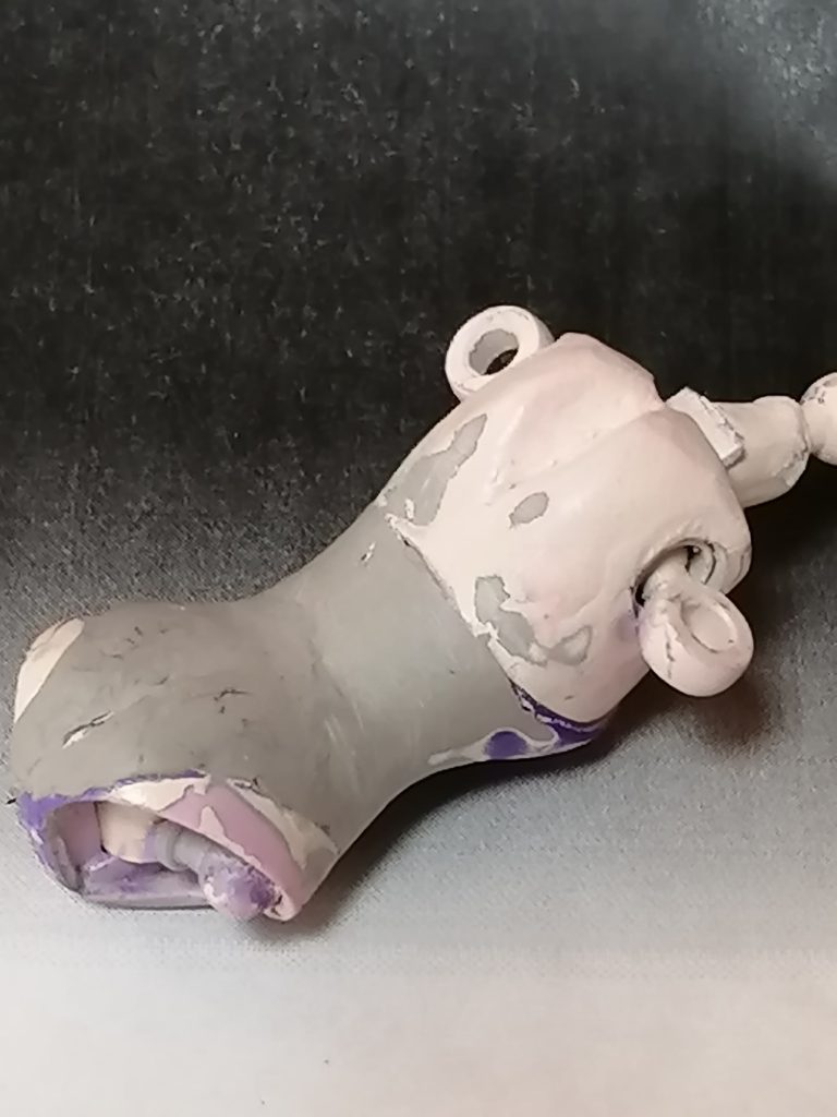 胴体は、胸の下と腰に稼働軸がありますが、オミットしてエポパテで成形しています。背中は服を着ているのでつるんとしていたので、エポパテで肩甲骨を成形しています。