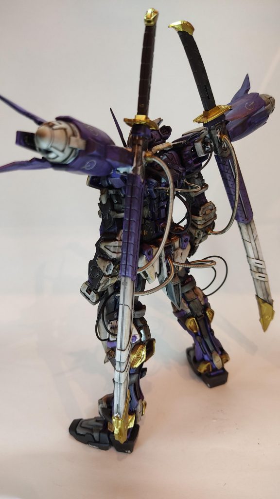 例によって近接戦闘しかできないので機動力強化のためにツインドライブを装備しています。どこにマウントしようか色々と悩みましたがダブルオーと同じ位置で落ち着きました。名前もダブルオーライザーから拝借してダブルオーフェイカーとしました。完全に同調したツインドライブの過剰な出力を全身に伝えるためにとにかくパイプを増やした、という設定です。