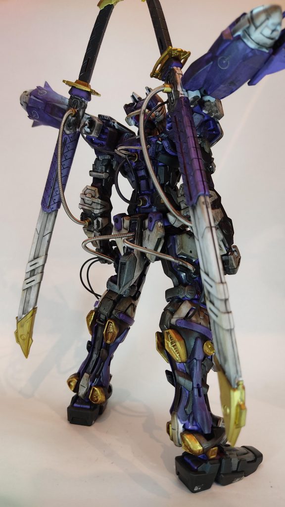 これも某改造系ガンプラYou Tubeに触発されて初めてのパイピングを試してみました。塩梅が難しくて少しやりすぎたかな、と思いましたがかなり気に入っています。今後も積極的に取り入れていきたいです。