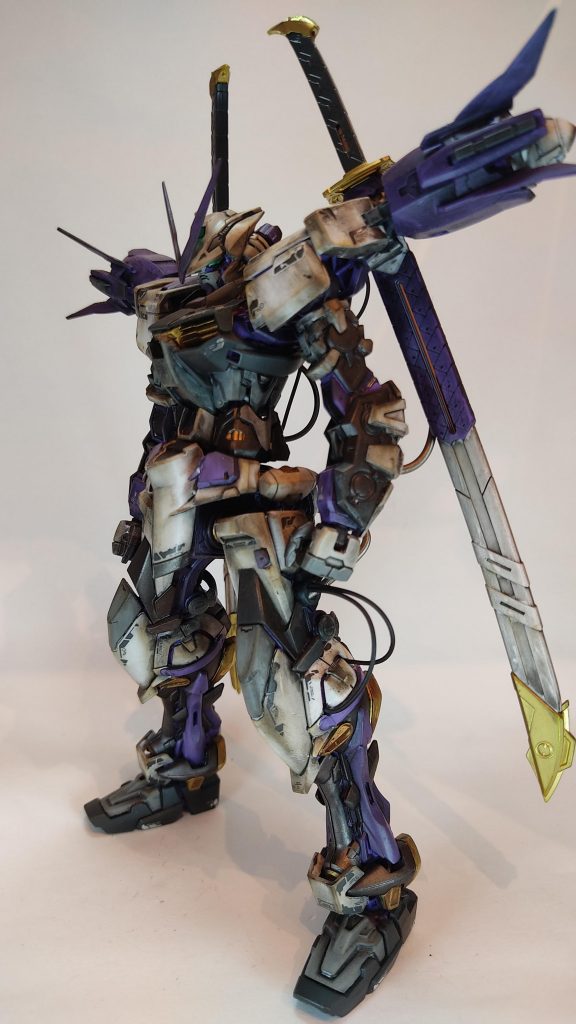 ウェザリング苦手なのですが「アストレイはきっと汚したほうが似合う!」と思い、半日かけて仕上げてみました。チッピングは好みではなかったため、リアルタッチマーカーでのウォッシングとウェザリングマスターのオイルを少しだけこすりつけています。You Tubeでウェザリング動画などを参考にしましたがリアルタッチマーカーが上手く拭き取れずちょっとやりすぎました。上手くいかない。