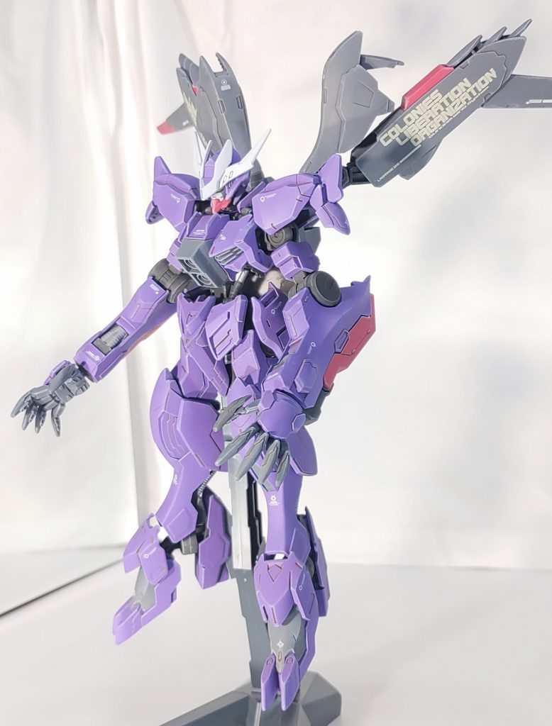 翼のデカールウイングガンダムの物ですが、意味は無いです。あくまで、英文字の羅列の雰囲気で付けてます