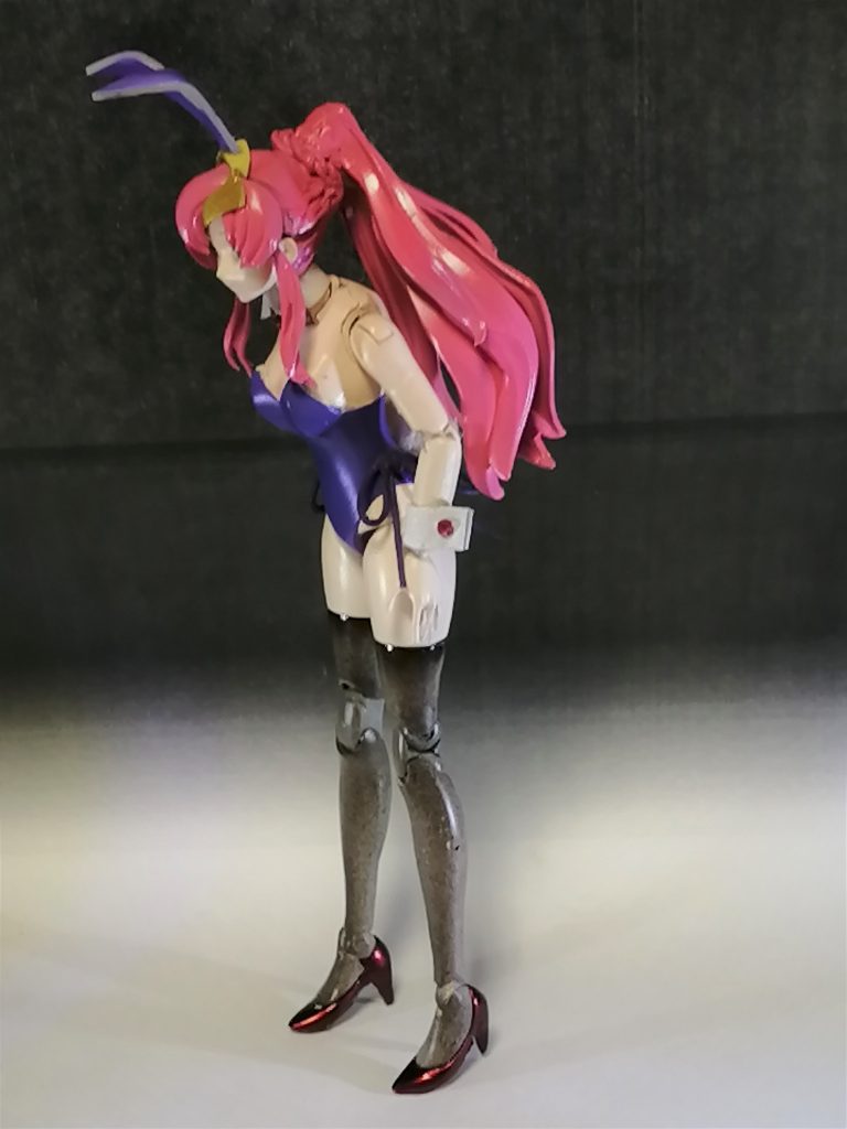 バニースーツは、パープルで塗装後にクレオスのアメジストパープルで、光に当たるとなんちゃってパール塗装な感じです。腰の紐は百均の適当なもの袖は、ちぢむプラ板で熱いうちに腕に合わせて成形。カフスは百均のネイルパーツです。