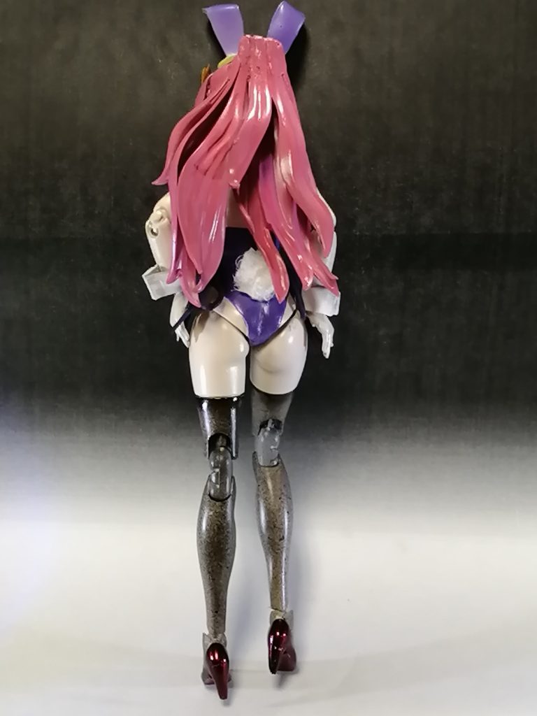 ストッキングは、フレッシュで塗装後、フラットブラックを濃いめに(吹けるギリギリ)希釈して、ハンドピースの距離を離し、ニードル全開で吹くことで、塗料が面にならず点々で付着することで、ストッキングっぽい透け感の塗装になります。ハイヒールは、無駄にキッチリとキャンディ塗装をしています。