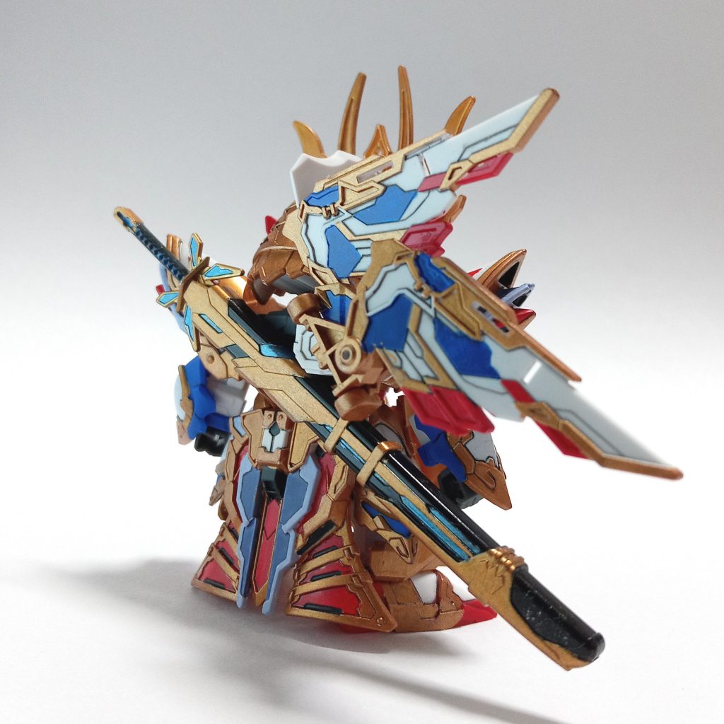 背面倚聖剣は腰にマウントするとどうしても幅が出て微妙だったので、背中にマウントしてしまいました。これはこれでカッコいい！