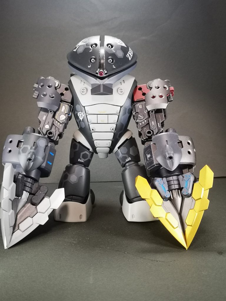 左右の腕は色違いで塗装左肩は何となく赤で塗装