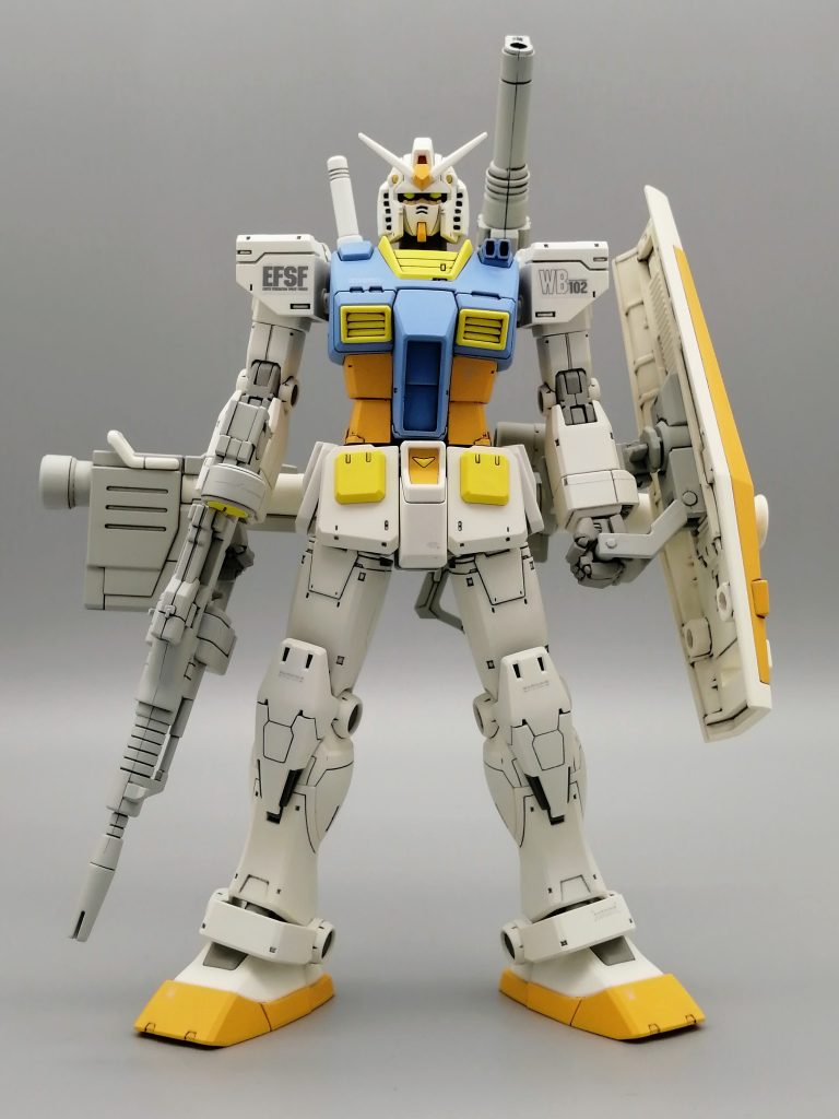 製作方法は小林さんのHPに詳しくありますが時短製作とは。。。最近のガンプラの出来の良さを生かして、合わせ目・パーティングライン・ゲート痕消しなどヤスリによる部品の表面処理はしない。サクッとランナー塗装して仕上げる。と、自分内では消化しました。が、自分の性格的にゲート痕だけは完成後も気にしちゃうよな~と踏ん切りが付かず、結局全部品カットしてゲート痕処理後に持ち手に固定して塗装していきました。(^^;パーティングラインは全て未処理で行きましたが、前腕の手首寄りのパーティングラインだけは完成後も結構目立っているので処理しとけば良かったとちょっと後悔。