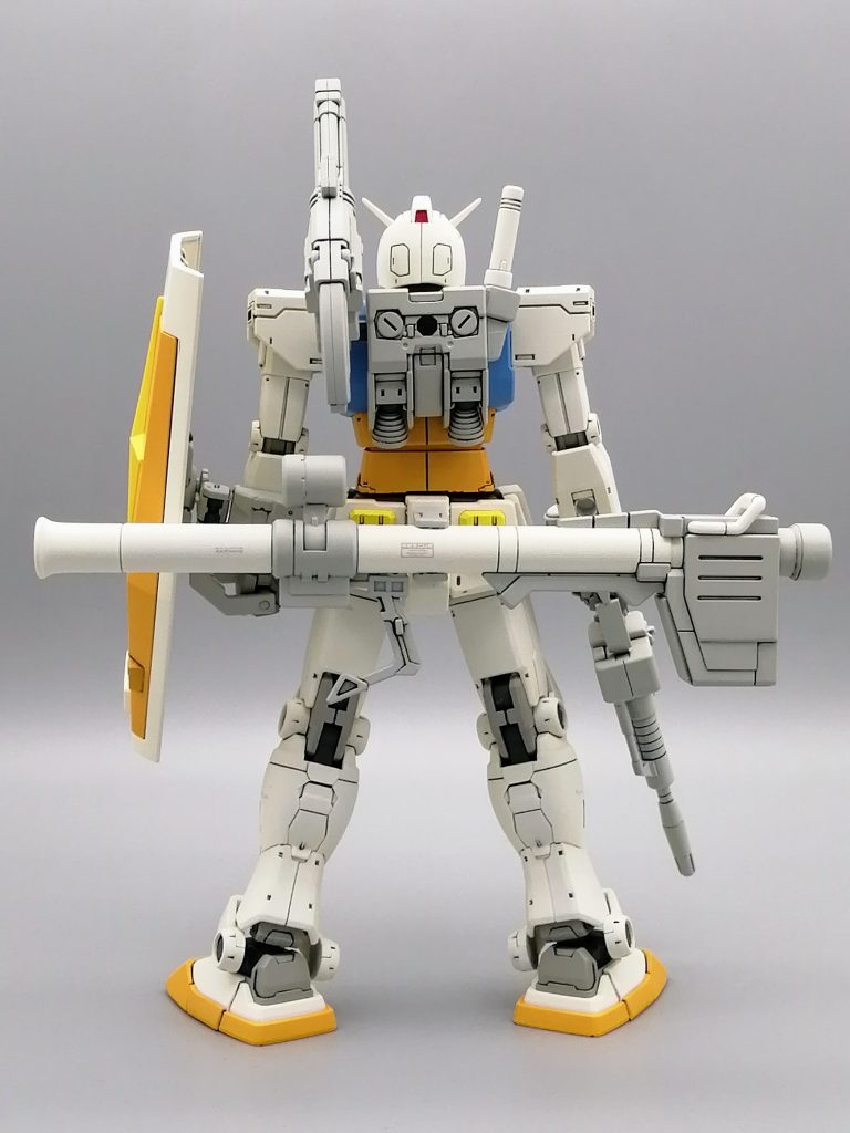 完成したオリジンガンダムを見てすごいお洒落なカッコいい作品になったな~と自画自賛です。(^^♪言わばリビングなどに飾っていて、ガンプラに全然興味ないお客さんなどに見られても恥ずかしくない作品といいますか...