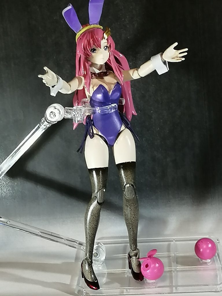 辛うじて、自立出来ますが、すぐに倒れるので、スタンドが必要です。(背中の穴はバニースーツで埋めているので)襟のパーツは0.3mmプラ板で作成。蝶ネクタイはエポパテで成形です。