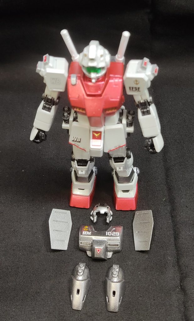 アーマーを外した状態。ふくらはぎにバーニアが付いている機体だったので、ヘッド以外はジムインターセプトカスタムを使用。胸の形状は違うけどアーマーで隠れるので、改造はしませんでした