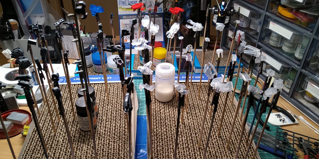 色ごとにベースを分けて塗料瓶を置きイメージ作成