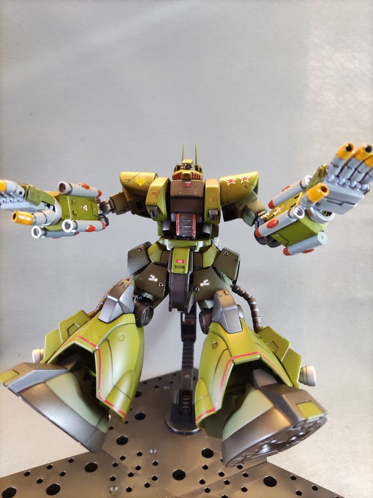 サイコミュ試験型ザクの設定としてMSDから新たに下半身は高機動試験型ザクの下半身を流用しているとの事で同キットをベースにジャンクのジオングやドムのパーツと旧キットのサイコミュ試験型ザクを一部使っています。