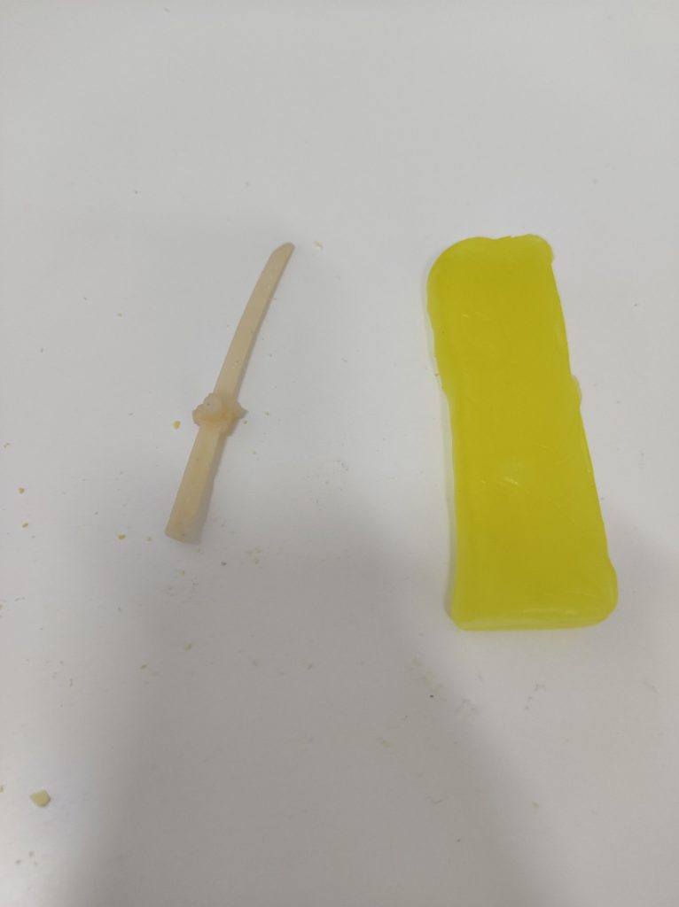 30mm戦国兵装の小刀をお湯プラくんで型とって、余ってたNexcomp A2というコンポジットレジンを流し込んで光重合。かなり気泡なども入りましたしこの型のとり方ではダメですね。ちゃんと上下で分割できるようにしなければ。いや、分かってたんですが面倒だったので。次はちゃんと型を作ります。そもそもフロータイプのコンポジットレジン使ってるので、今回のだけでも材料費が800円くらいするのです。まあ、安売りで買ったけどいまいち色がしっくり来なくて死蔵してたやつなのでいいんですけど