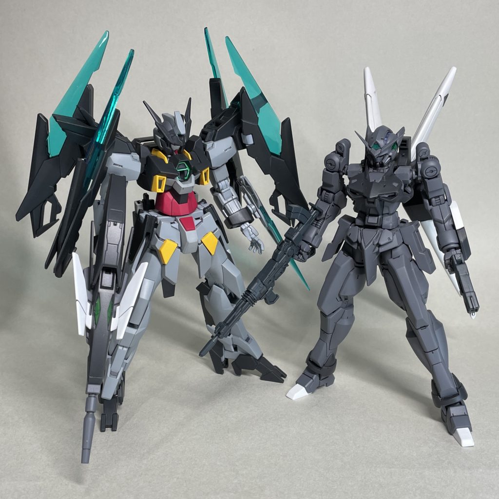 ガンダムAGE2マグナム と、このあいだ製作した ビルドAサイフォス を並べてみました。　この時点では羽のついたままのシールドが完成していなかったので、羽を切り飛ばして取り回しをしやすくしたシールドを付けています。