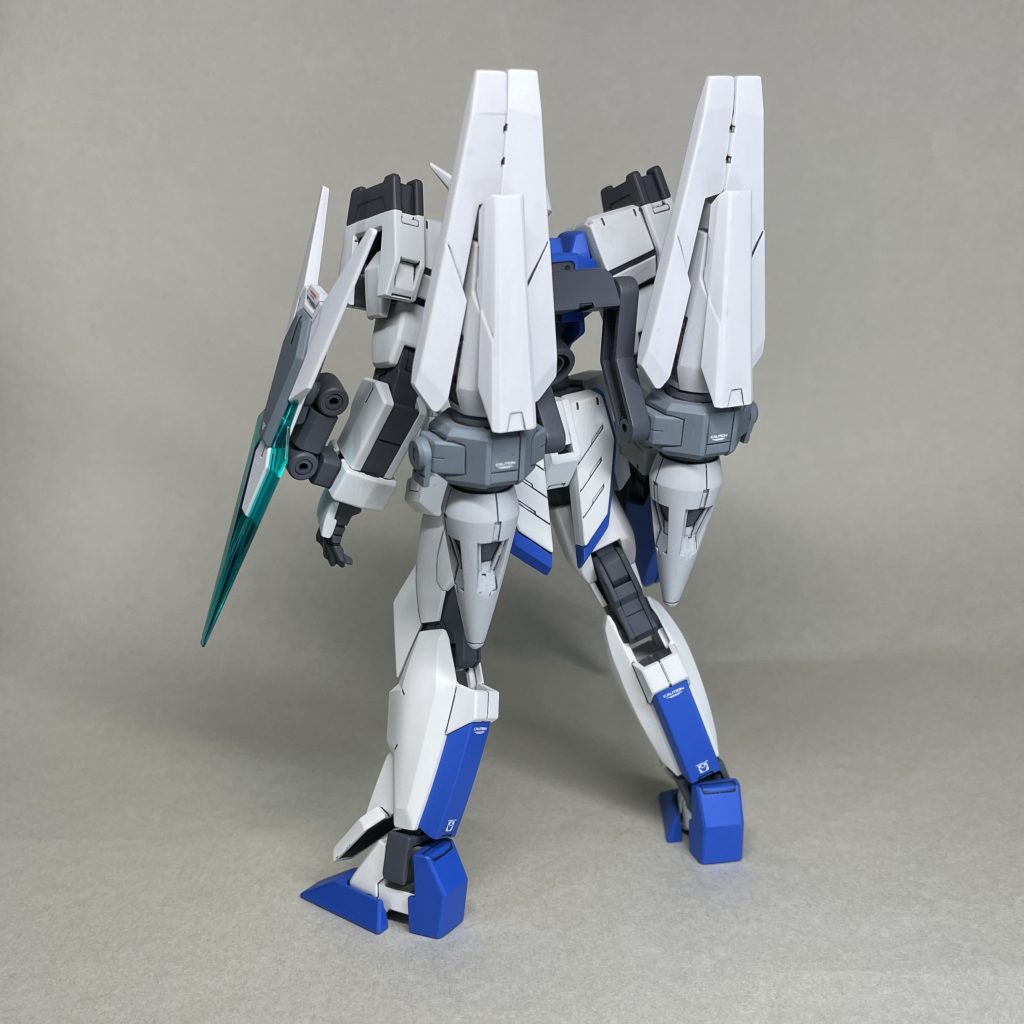 うしろ主に、以下のパーツを使ってミキシングしました。頭部:HG ガンダムAGE1胴体:HG Gサイフォス腕:HG シャルドール改脚:HG ガンダムAGE2ノーマル腰サーベルラック:HG ガンダムAGE1ノーマル(アデルの余剰パーツ)ライフル:HG ガンダムAGE2ノーマルシールド、ファンネル:HGBD ガンダムAGE2マグナムSV