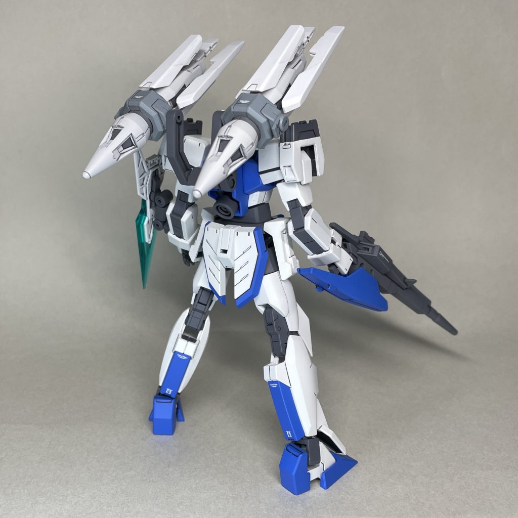 塗り分けは、AGE2の部分はなるべくそのまま。ファンネルとシールドは、他の機体と組み合わせても違和感のなさそうな色に。それ以外の部分はアデルやヴィクトリーガンダムを意識して塗り分けました。