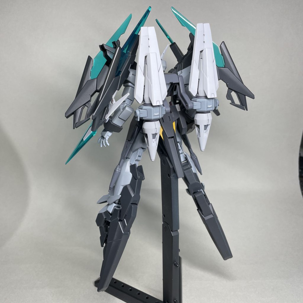 うしろ　先に投稿した GサイフォスDのために作ったファンネルとシールドを装備させました。