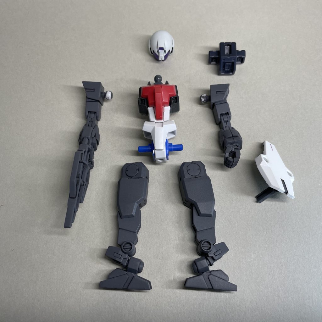 GNアーチャーの胴体は、コアガンダムの脚とメルクワンウェポンズ付属のバックパックが付けられるように、HGガンダムAGE1ノーマルの肩基部を加工した物を接着して股関節に、ハロのパーツを背中ジョイントとして貼り付けました。頭部は、アルスアースリィガンダムのものを付けました。