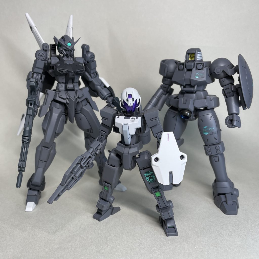 グレーのMS3体(まえ) 以前製作したコアリーオーの胴体をリーオーの手足に返し、リーオーに組みました。コアガンダムの手足が余ったので、GNアーチャーの胴体を付けて組み上げました。