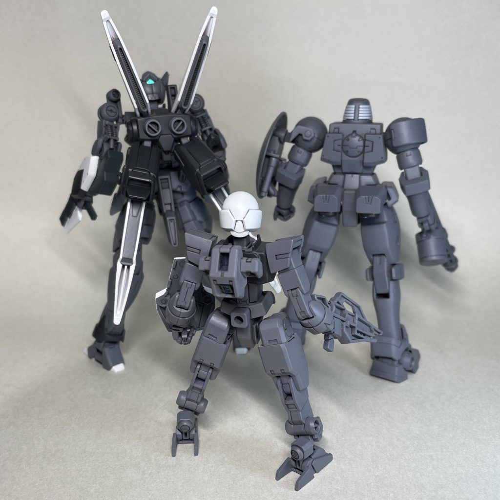 グレーのMS3体(うしろ) 全体がグレーのMSは、本体色と関節色を同じ色にしたら塗装するのが楽なのではないかということを試すため、この塗り分けで塗装しました。 組み替えや新装備の追加も手軽にでき、元はパーツの都合でなりゆきで組んだ2体を、パーツの追加と組み換えで、自分のお気に入りの機体3体にすることができました。