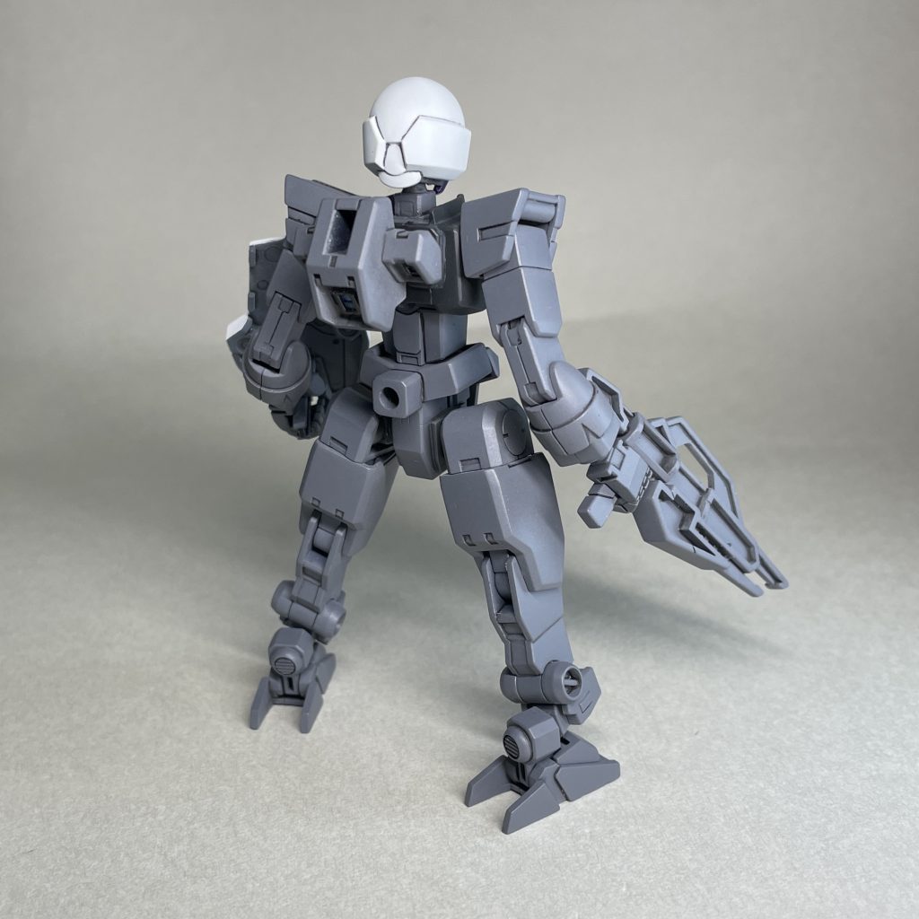 うしろ GNアーチャーの胴体にメルクワンウェポンズ付属のバックパックを装着。