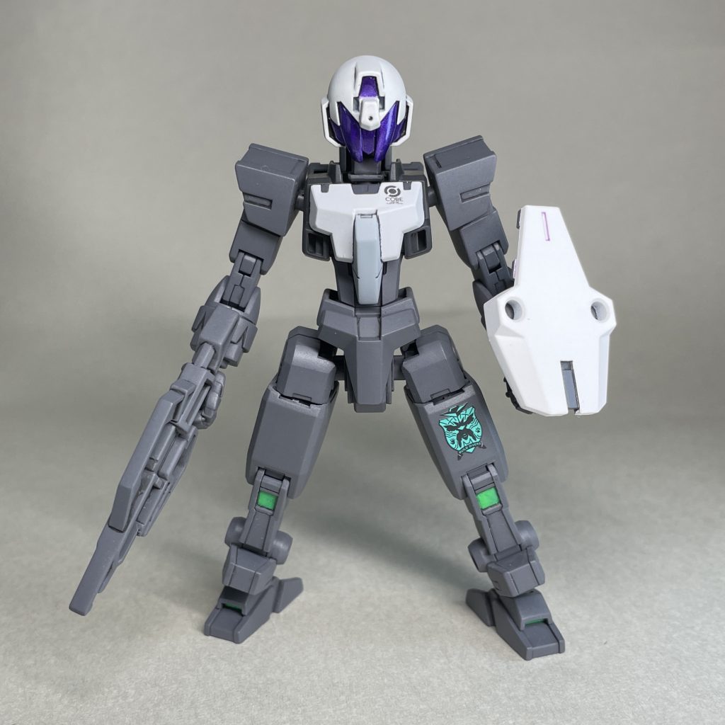 正面 頭部は、アルスアースリィガンダムのアーマー換装が可能なものを付けました。      足のビルドダイバーズのシールは単品コアガンダム2付属のもの、胸部のデカールはガンダムデカール124ビルドダイバーズ汎用のものです。