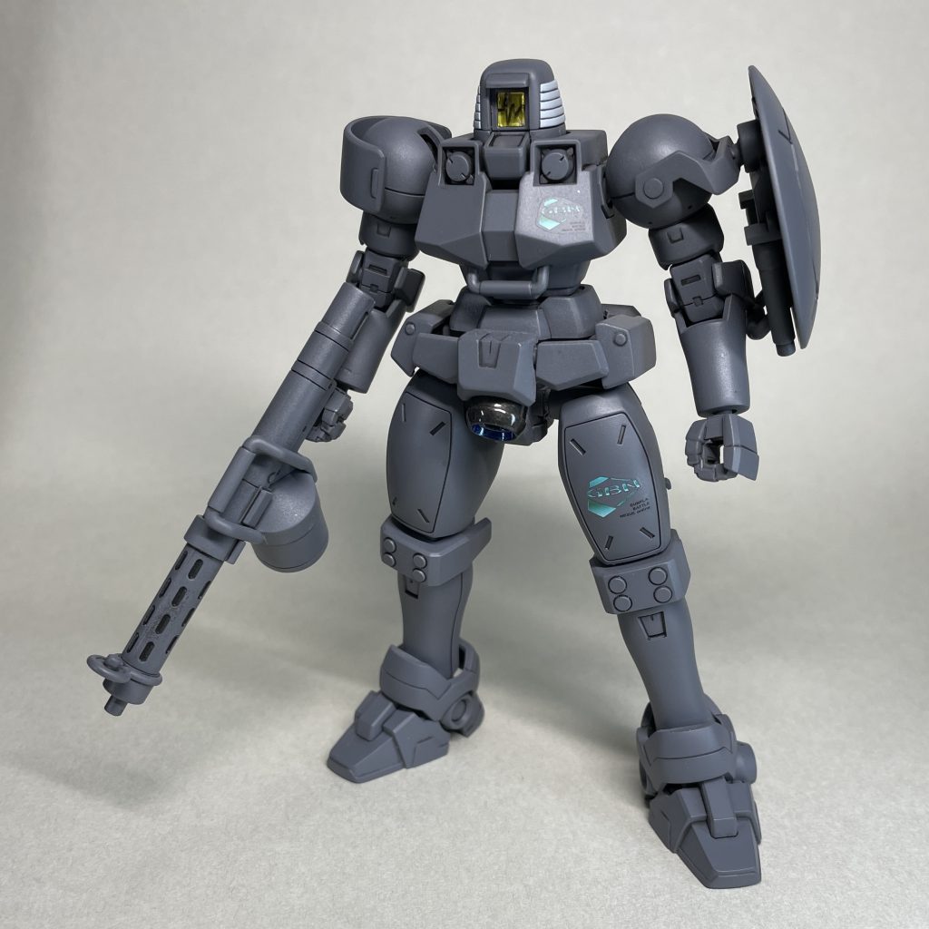 リーオー (まえ)  リーオー用のパーツも作りました。シールドと足にGBNのデカールが貼られているので、リーオーの胸部にもGBNのデカールを貼りました。よって、ガンダムWの劇中で活躍するリーオーでなく、ガンダムビルドダイバーズのGBN運営に運用されているリーオーを想定しているということになります。
