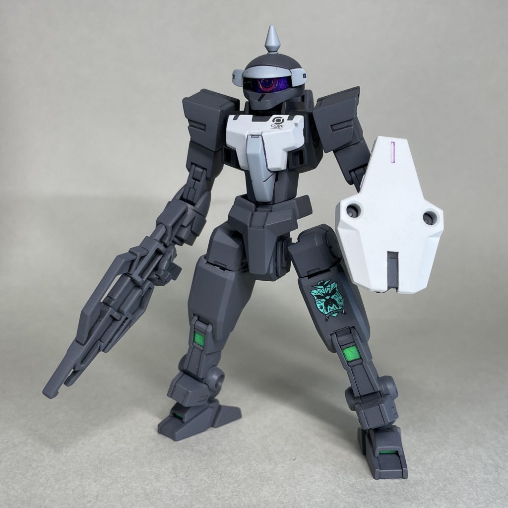 デスアーミーの頭部(調達価格50円)も付けられたので、塗装しました。 製作中、GNアーチャーの胴体であるこじつけ理由を考えていて、GBN運営の次期機体候補としてのコアガンダムの簡略化というのが思い浮かびました。その場合、リーオーNPDのように機体判別のため?頭部が何種類かあってもいいのではないかと考え、デスアーミーの頭部も作りました。