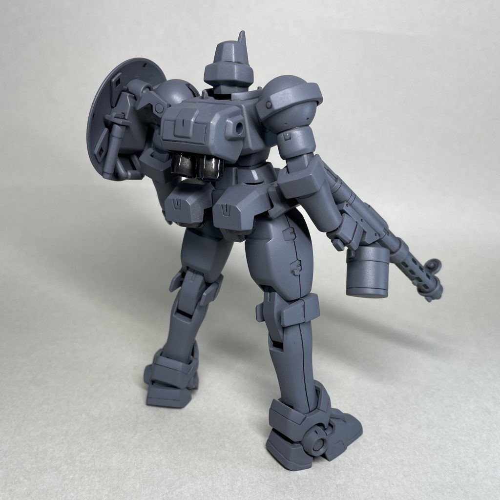 うしろ プラネッツシステムの前腕のアーマーを付けられるようにしたなごりで、前腕を削って細くなっている部分があります。