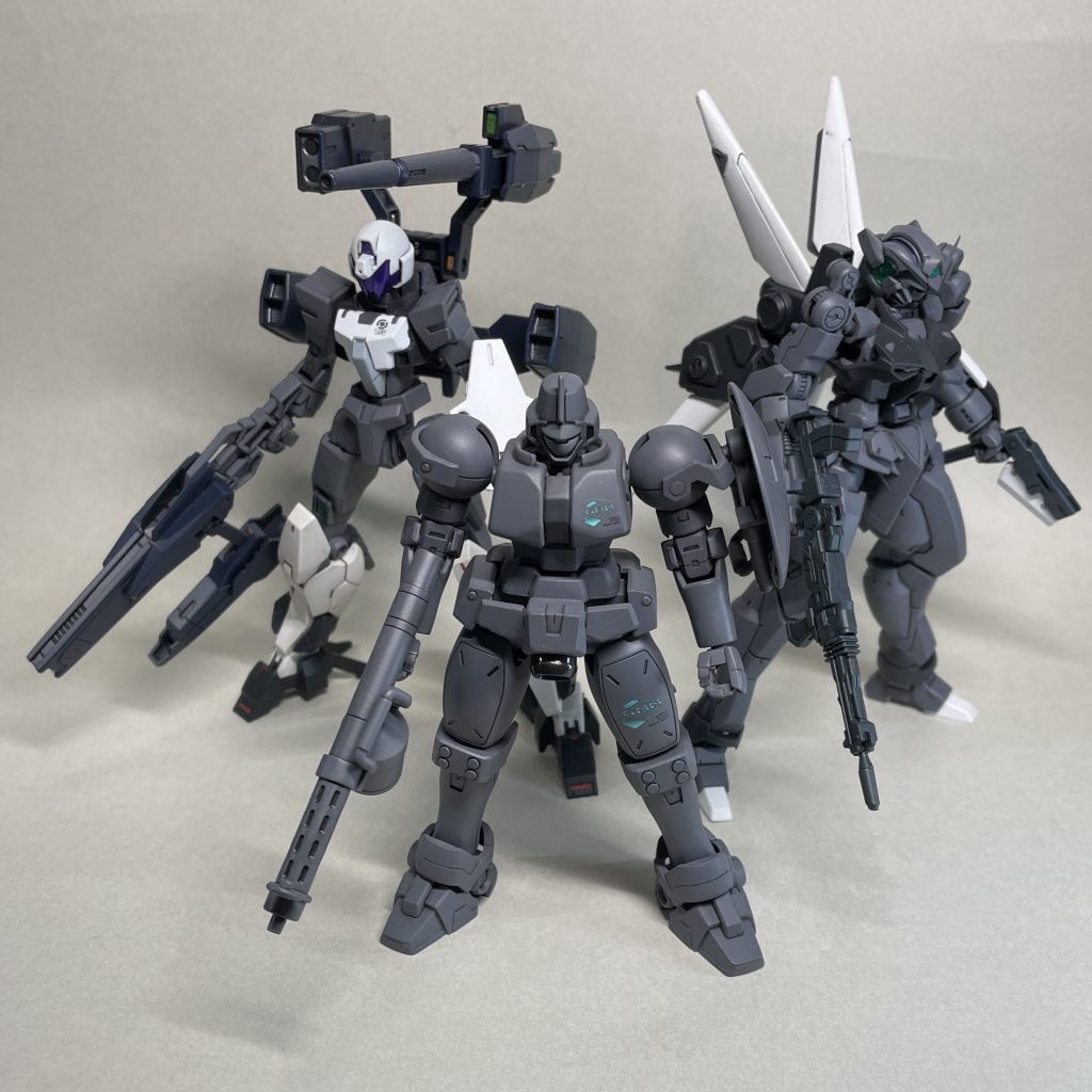 グレーのMS。リーオーNPDとビルドAサイフォス、コアガンダムライトを並べてみました。