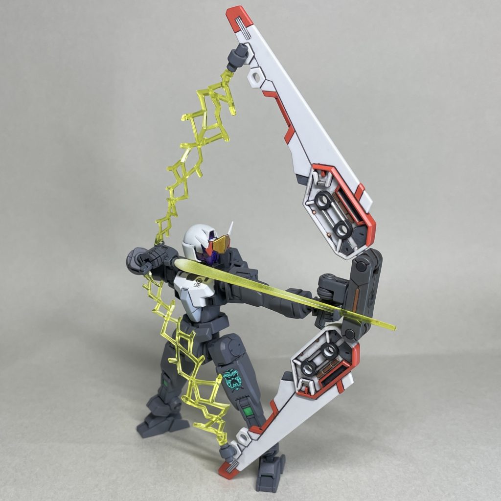 弓装備(まえ) 以前製作した弓状の装備も持たせられます。微妙なポーズ付けに手間がかかるので、今後、弓を引いた状態での撮影はしないかも。