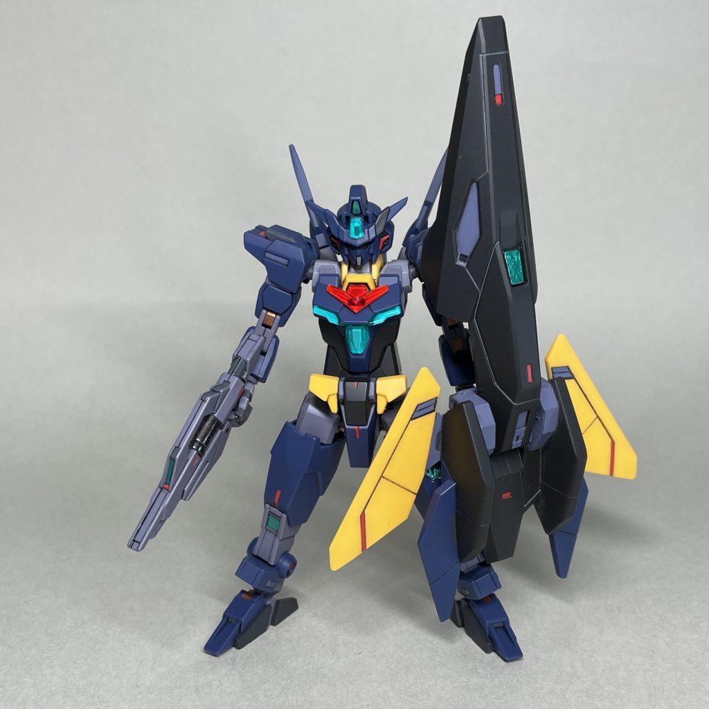 正面 頭部と胸部のクリアパーツは、以前製作したヒナタ機と交換したため、緑色のクリアパーツになっている部分があります。