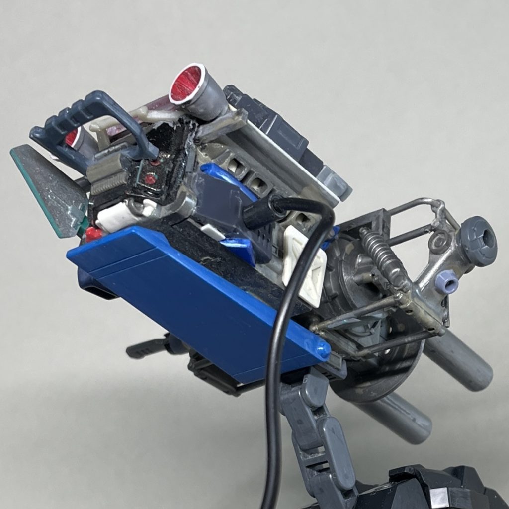 武装 塗装前 下から 塗装の食いつきづらい素材は使っていませんが、タミヤエナメルカラーや水性ホビーカラーで塗装していた部分があるので、塗装をはがす代わりにMr.メタルプライマーを全体に吹き、その後サーフェイサー1000を全体に吹いて均一な色にしてから塗装しました。筆塗りした部分が少ないこともあってか、特に問題なく塗装できたようです。