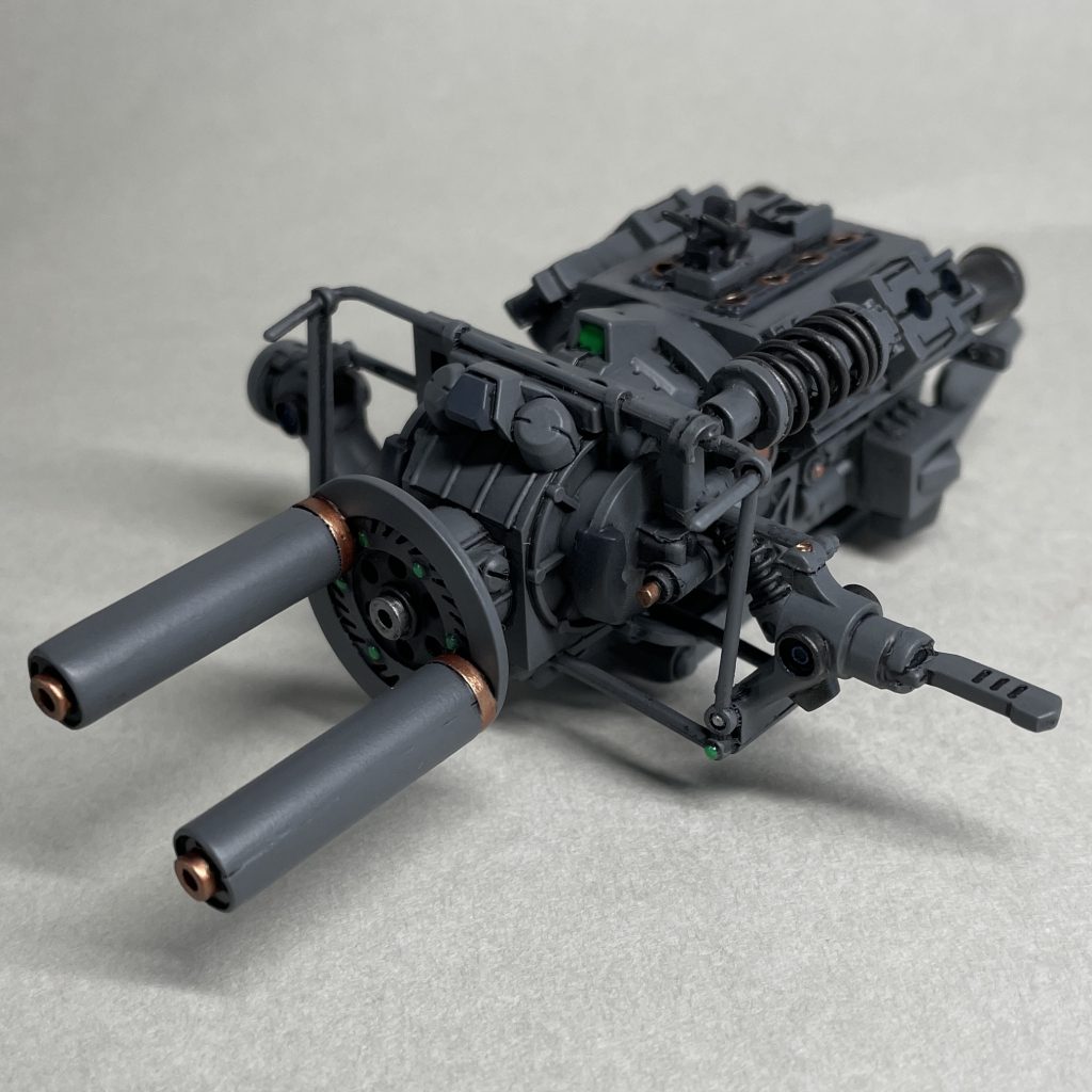 武装 まえ 数年前、物置きから聖闘士星矢のゴールドクロスのプラモデルと共に発掘されたので、パーツを追加して塗装し、完成させました。30年くらい前、10代前半くらいの頃に組んだものだと思われます。