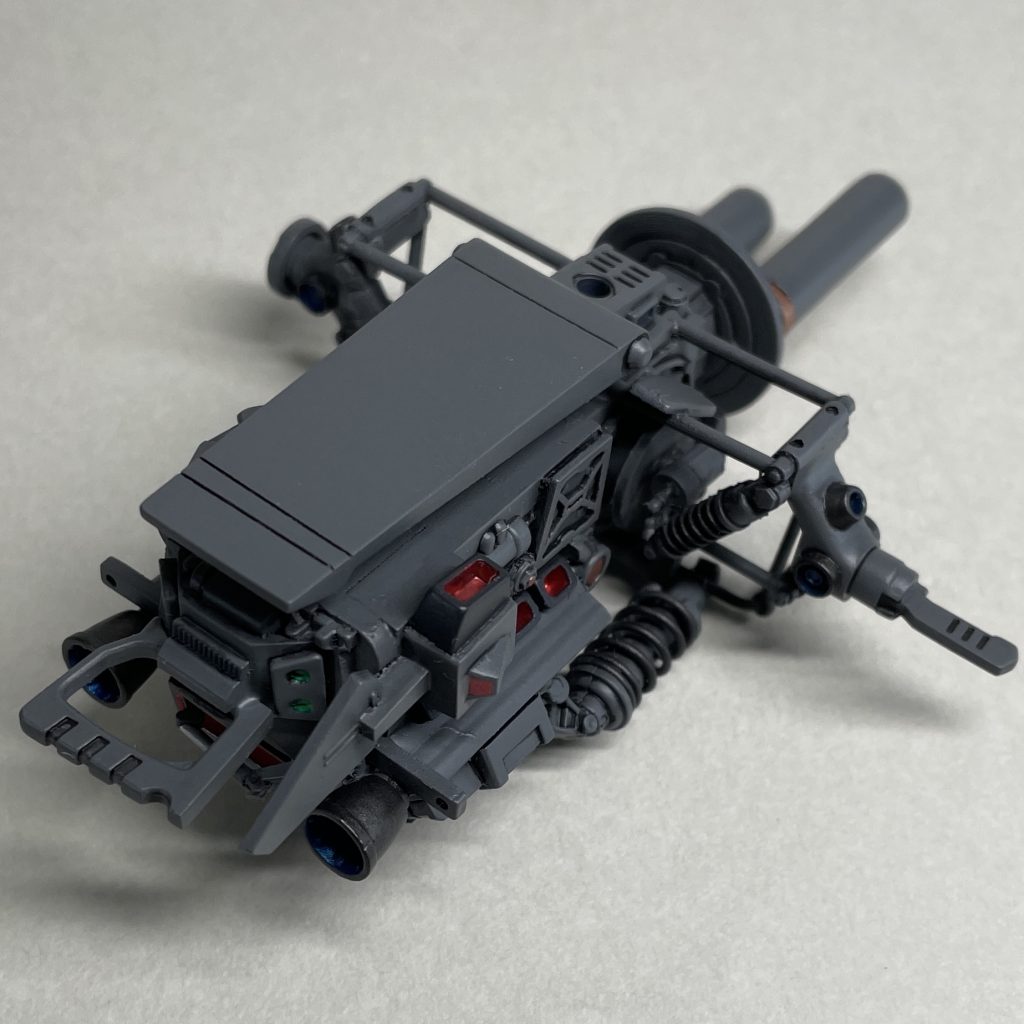 武装 下から 明らかに辻褄のあっていない構造の部分が多々ありますが、それを気にしすぎると他と似通ったものになってしまうので、元のシルエットは生かし、ディティールが足りない部分や取り回しのしずらい部分に手を入れる方針で製作しました。 ディスク部分から銃身に何がどう供給されているのかは、さっぱり分かりませんし、ディスクブレーキ部分が何の役に立っているのかも知りません。