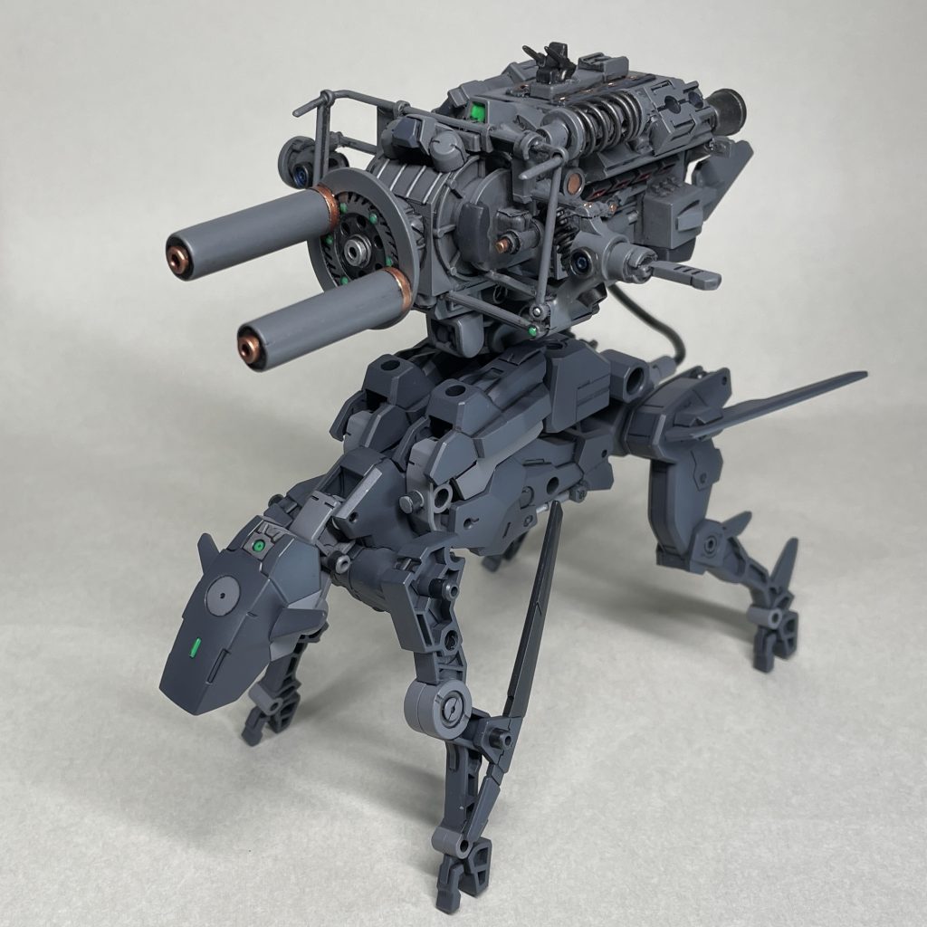 30MMエグザビークルドッグメカVer.&武装 まえ ドッグメカを組んだ後に この武装のことを思い出し、試しに載せてみると安定して飾ることができました。それで製作意欲が増したので、塗装して完成までこぎつけることができました。