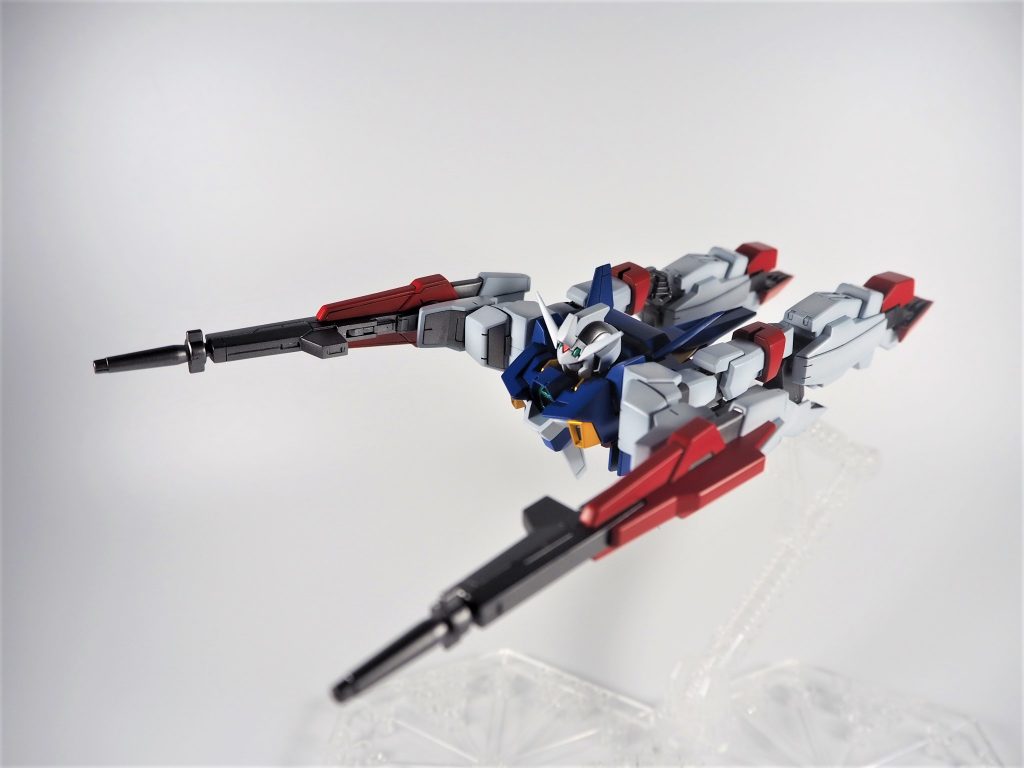 ストライダー形態装備の関係というのもあるけど、胴体周りが丸見えになる少々惜しい形態無加工だとノーマル形態で使う胸部のライフル接続穴が見えるからここだけは加工して穴をふさいでます