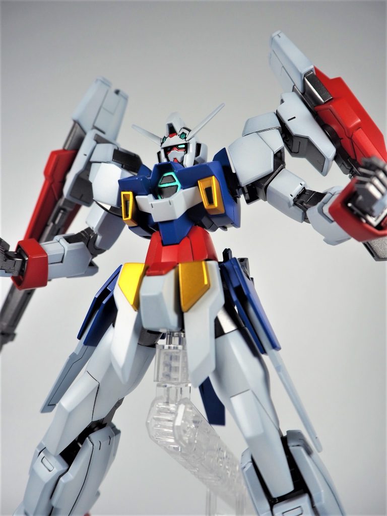 塗装はややグラデーションをかけて行いましたツインアイの塗り分けのやり方は動画で行ってます