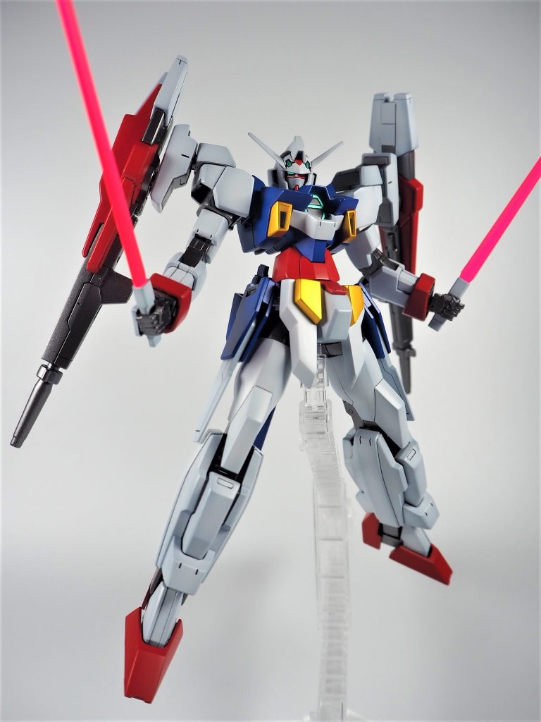 ビームサーベル本編通してみていると二刀流の印象が強いサーベル作りこむなら角度付きの持ち手を追加で作ったらアクションポーズの幅が広がるかなと思った