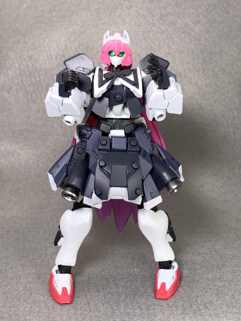 巫女アーマーの時にも注意した点ですが、普通にコアガンダム用の胸部アーマーを装着すると、かなりマッシブな太いボディラインになってしまいますので、できる限りアーマーを細く削ってスリムなボディラインが出るように心がけています。ちなみにですが、ヘアスタイルは作中の登場人物、遠藤亜羅椰がぼんやりとしたモチーフだったりします。(なお一押しリリィは楓さんの模様)