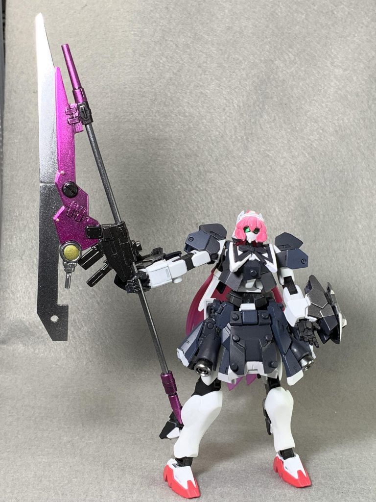 リリィはCHARMという特殊な武器を持って戦う戦士なので、この子にもCHARM「アステリオン」をモチーフにした自作CHARMを持たせております。一応キャンディ塗装に挑戦したのですが、綺麗な艶を出せませんでしたので、別の機会に再トライしたいと思います。