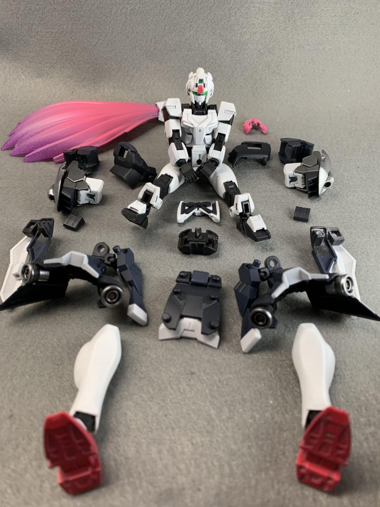アーマーパージするとこんな感じになります。こちらのアーマーも一応専用ハンガーに対応していますので、まとめて格納しておくことが出来たりします。