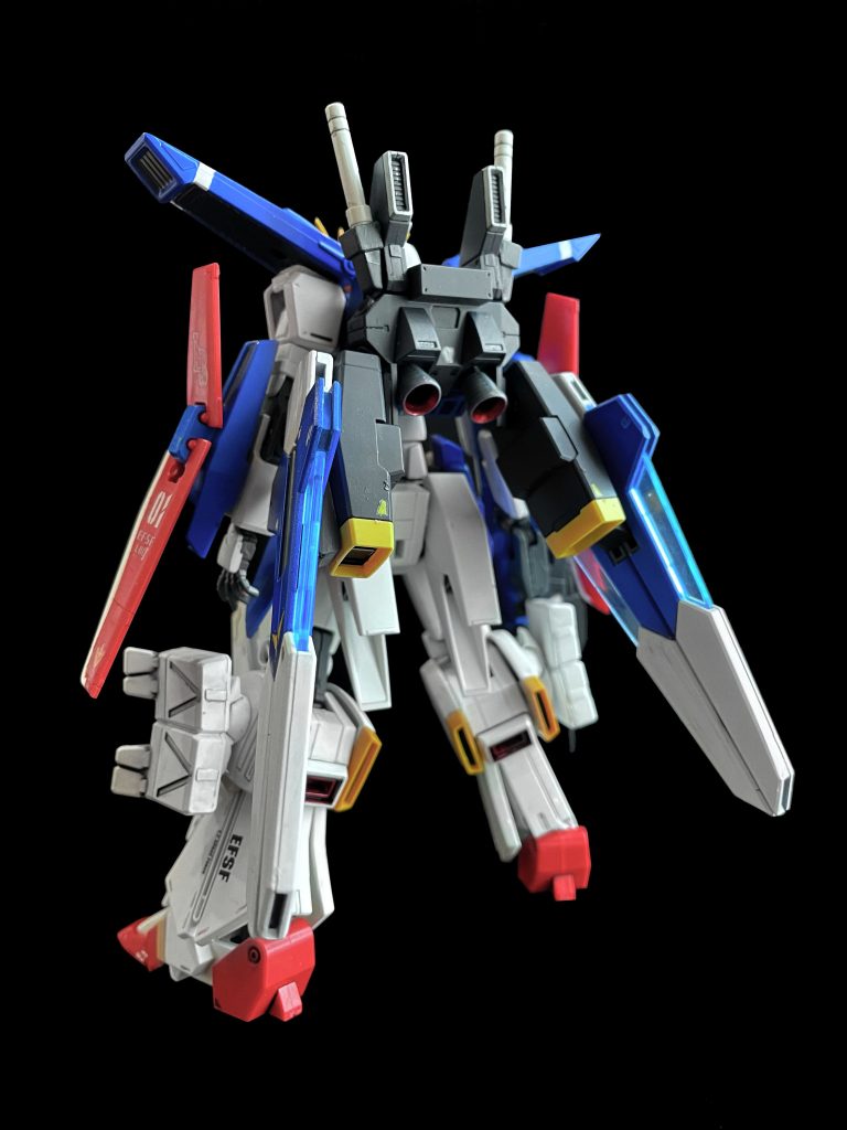 背部に4機のファンネルを装備。攻防一体の新装備という設定。ブルーディスティニーのバックパックにAGE3のスラスターを組み合わせました。ビームサーベルはオリジンガンダムのバックパックから。
